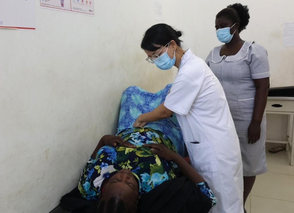 2023年2月27日，在塞拉利昂首都弗里敦，一名中國醫(yī)療隊的醫(yī)生正在為患者檢查身體。