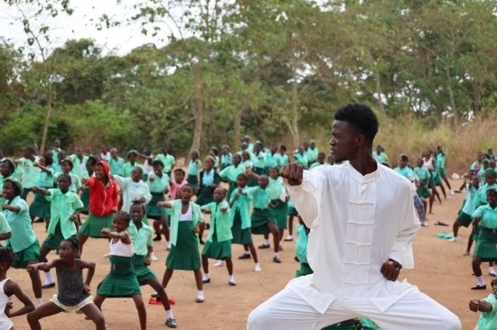 2月20日，在塞拉利昂首都弗里敦，當(dāng)?shù)貙W(xué)生在上武術(shù)課。