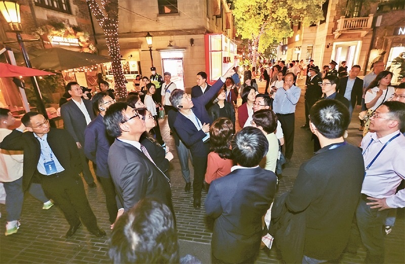 2023年4月18日，全國無黨派人士考察團(tuán)來到位于上海市黃浦區(qū)的上海新天地開放式街區(qū)考察夜經(jīng)濟(jì)。 新華社記者 王翔/攝