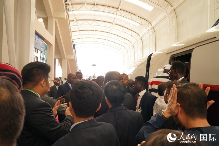 人們爭(zhēng)相前往紅線試乘。人民網(wǎng)記者 姜宣攝