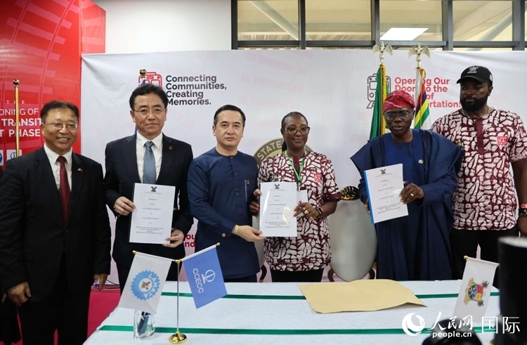 中國(guó)土木尼日利亞公司執(zhí)行董事張志臣（左三）與桑沃-奧盧（右二）分別代表雙方簽署了項(xiàng)目二期合同。閆玉娟攝