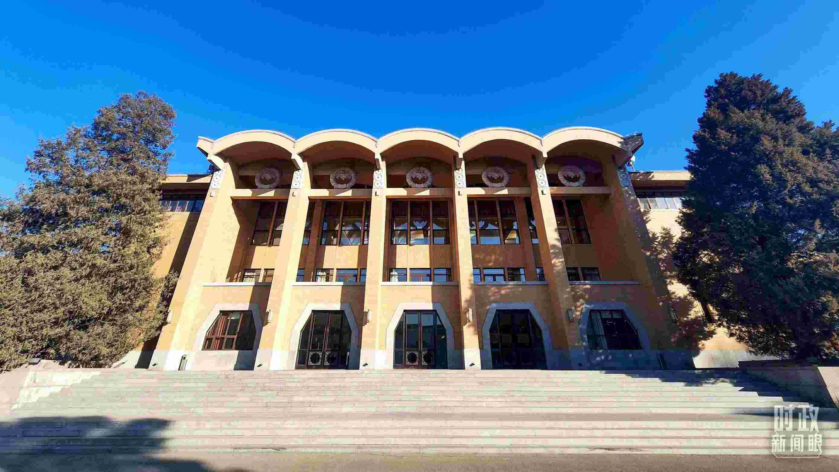 △2024年春季學(xué)期中央黨校（國(guó)家行政學(xué)院）中青年干部培訓(xùn)班3月1日上午在中央黨校開(kāi)班。（總臺(tái)央視記者劉琦拍攝）