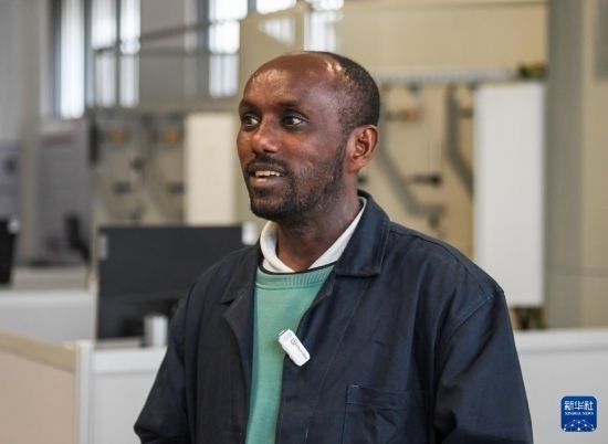 2月15日，在亞的斯亞貝巴的埃塞俄比亞聯(lián)邦職業(yè)技術(shù)培訓(xùn)學(xué)院，魯班工坊當(dāng)?shù)亟處熂s納斯·阿凱萊（中文名艾友涵）接受新華社采訪。