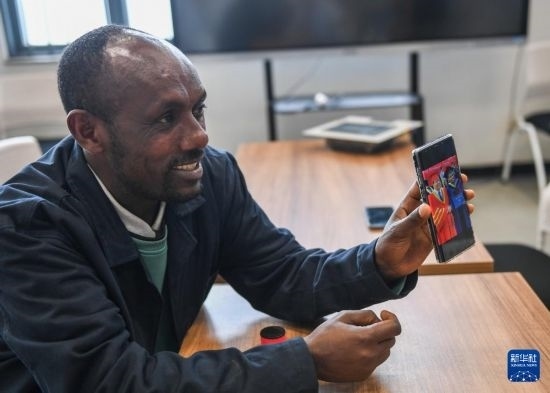 2月15日，在亞的斯亞貝巴的埃塞俄比亞聯(lián)邦職業(yè)技術(shù)培訓(xùn)學(xué)院，魯班工坊當(dāng)?shù)亟處熂s納斯·阿凱萊（中文名艾友涵）展示在中國學(xué)習(xí)時(shí)的照片。