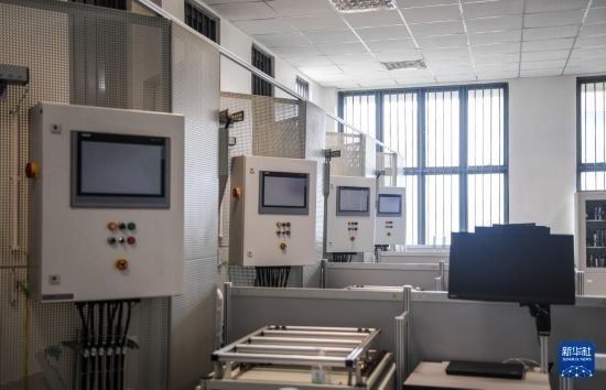 這是2月15日在亞的斯亞貝巴的埃塞俄比亞聯(lián)邦職業(yè)技術(shù)培訓(xùn)學(xué)院魯班工坊內(nèi)拍攝的機(jī)電一體化設(shè)備。