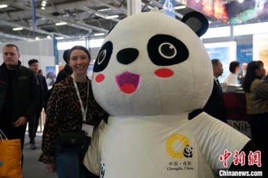 3月5日，2024年柏林國際旅游交易會(ITB)在柏林會展中心拉開帷幕。以“你好！中國”為主題的中國展區(qū)當(dāng)日亮相展會。圖為觀眾與大熊貓人偶合影。中新社記者 馬秀秀 攝