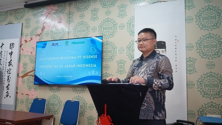 海信印尼公司總經(jīng)理李現(xiàn)委致辭。阿拉扎大學(xué)孔子學(xué)院供圖