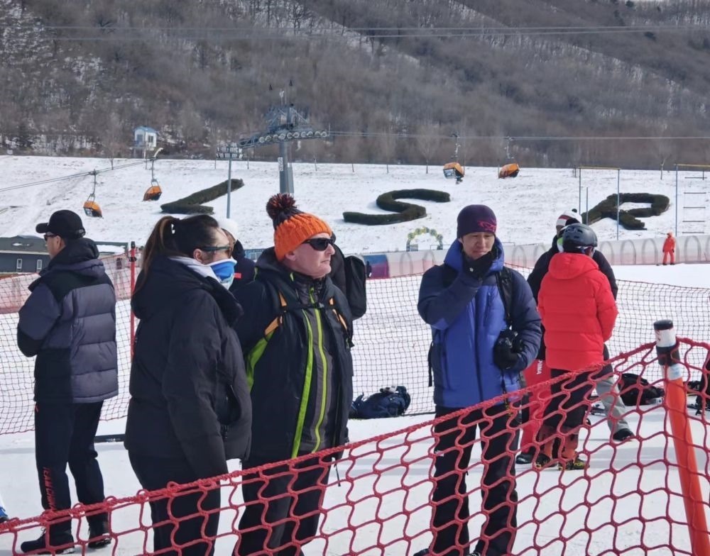 ?皮埃爾·杜邦（左三）在比賽現(xiàn)場(chǎng)。新華社記者 王沁鷗 攝