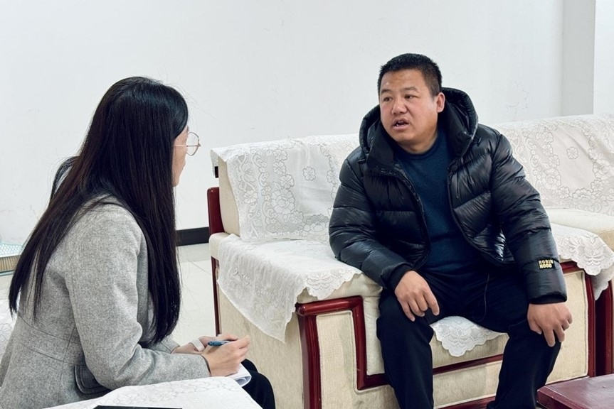 人民網(wǎng)記者采訪“在水一方”小區(qū)住戶。人民網(wǎng) 高清揚攝