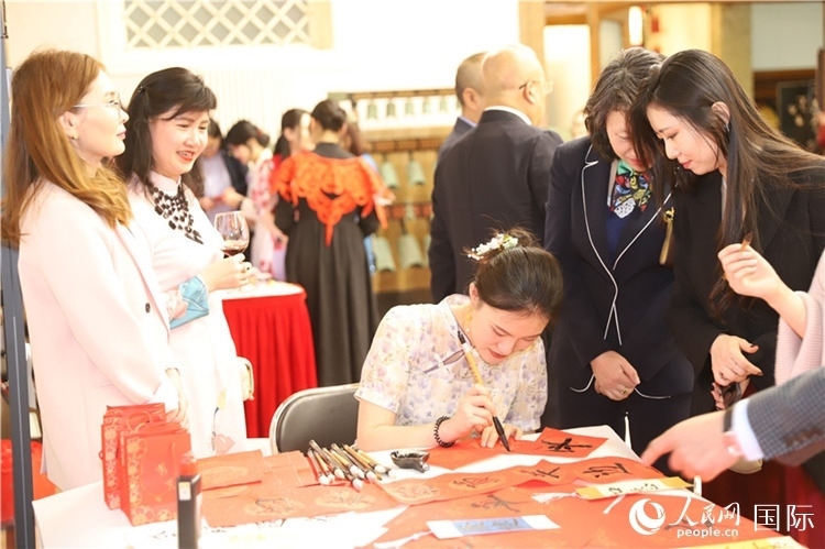 現(xiàn)場書法體驗。人民網(wǎng)記者 霍文攝