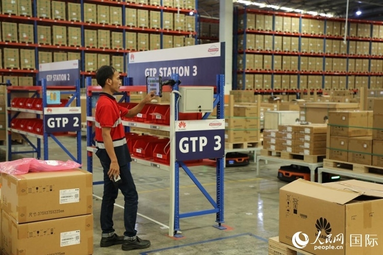 華為5G智能倉庫里，工作人員正在利用智能系統(tǒng)辦公。人民網(wǎng)記者 曹師韻攝