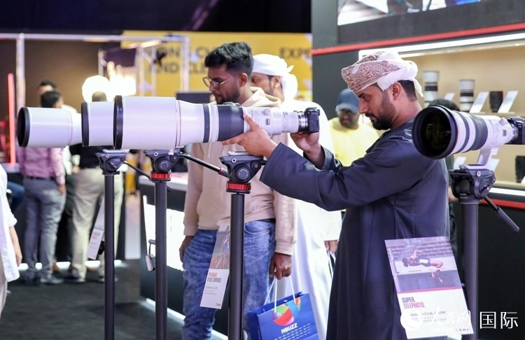 參觀者在體驗(yàn)攝影設(shè)備。人民網(wǎng)塔里克·易卜拉欣攝