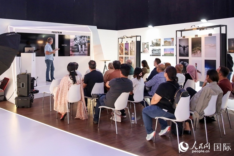 觀眾在參加攝影講座。人民網(wǎng)塔里克·易卜拉欣攝
