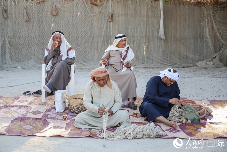 漁民演示制作漁網(wǎng)。人民網(wǎng) 塔里克·易卜拉欣攝