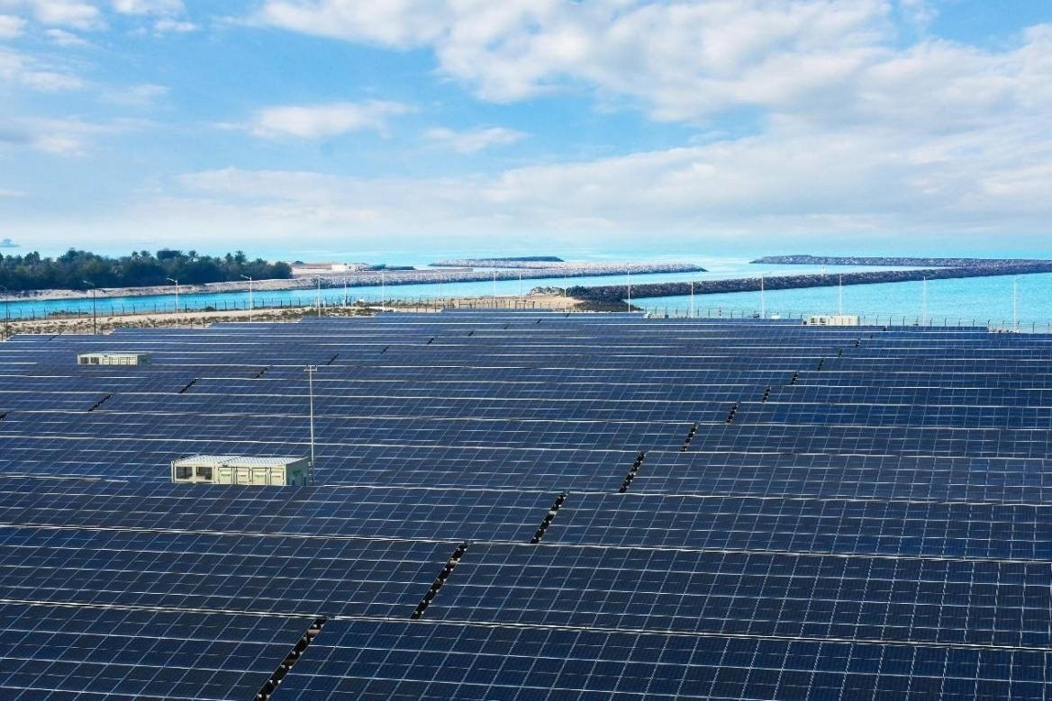 項目廣泛采用光伏補償發(fā)電系統(tǒng)，降低能源消耗。山東電建三公司供圖