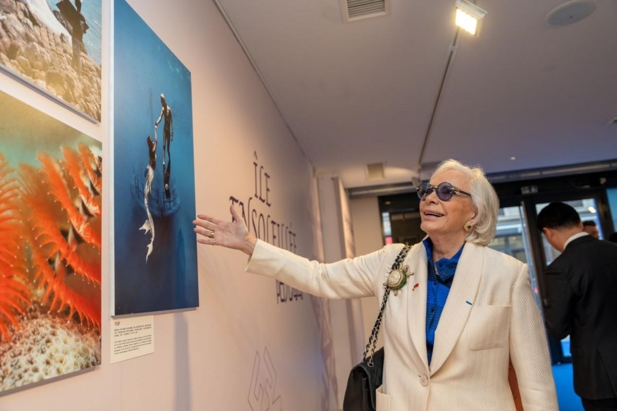 世界旅游組織特別顧問瑪麗-皮埃爾·布歇-奧利耶觀看活動現(xiàn)場圖片展覽。活動主辦方供圖