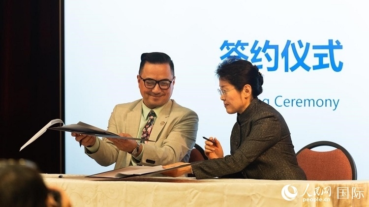 山東省圖書館與舊金山公共圖書館簽署合作協(xié)議。