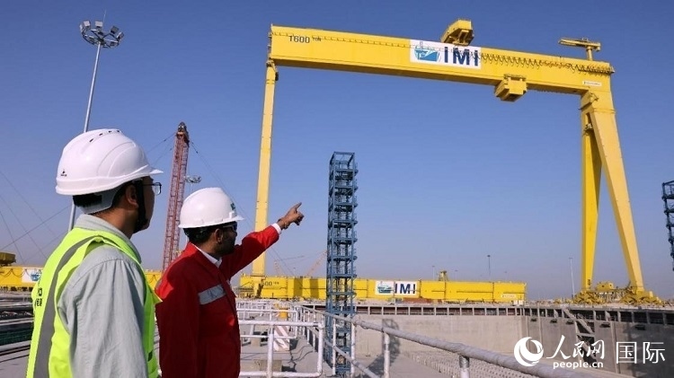 工作人員查看龍門吊情況。人民網(wǎng)記者管克江攝