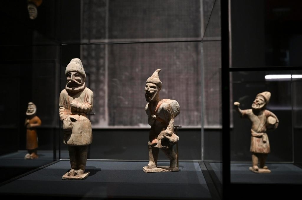 “歷史之遇——中國與西亞古代文明交流展”于1月12日至4月11日在故宮午門正殿展廳舉行。這是展出的陶彩繪人俑（1月10日攝）。新華社記者金良快攝