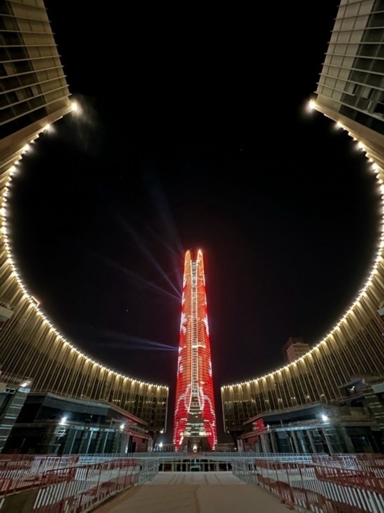  2024年2月9日，埃及開羅以東建設中的埃及新行政首都中央商務區(qū)項目上演燈光秀，迎接龍年春節(jié)。新華社發(fā)（黎炳宏攝）