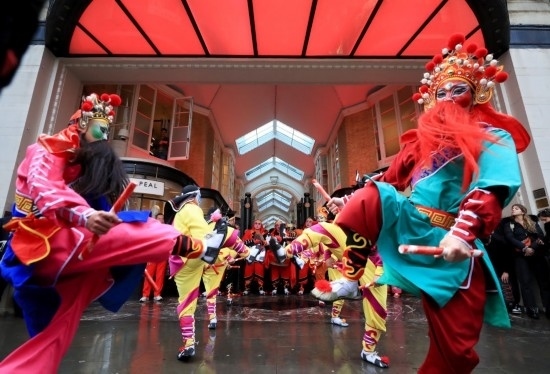  2024年2月10日，來自廣東普寧的英歌舞團演員在英國倫敦伯靈頓拱廊街表演英歌舞。新華社記者 李穎 攝