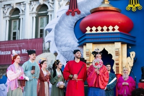  2024年2月13日，在意大利威尼斯，志愿者身著漢服進行表演。新華社記者 李京 攝