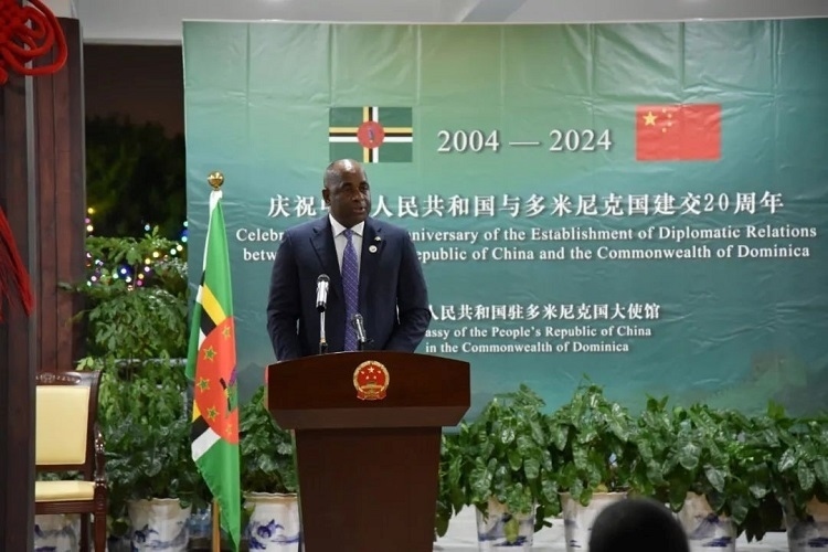 多米尼克總理斯凱里特在中多建交20周年招待會(huì)上致辭。中國駐多米尼克大使館供圖