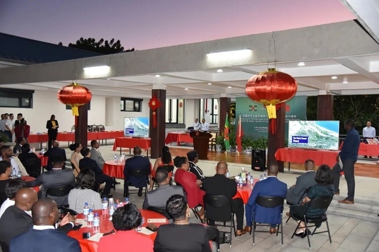 當(dāng)?shù)貢r(shí)間3月13日，慶祝中國與多米尼克建交20周年招待會(huì)在中國駐多大使館舉行。中國駐多米尼克大使館供圖