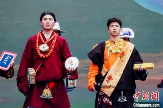 圖為身著民族服飾的演員們展示果洛特產(chǎn)。 果洛州文體旅游廣電局 供圖