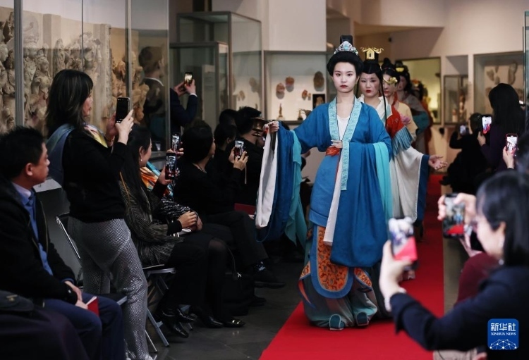 3月13日，在位于法國(guó)巴黎的吉美國(guó)立亞洲藝術(shù)博物館，模特展示敦煌復(fù)原服飾。新華社記者 高靜 攝