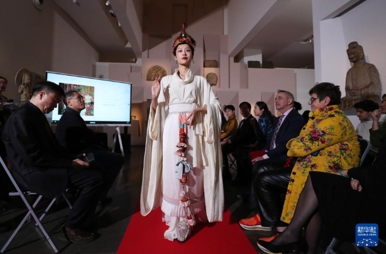 3月13日，在位于法國(guó)巴黎的吉美國(guó)立亞洲藝術(shù)博物館，模特展示敦煌復(fù)原服飾。新華社記者 高靜 攝