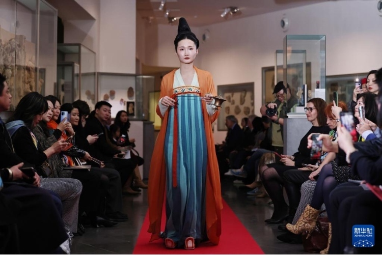 3月13日，在位于法國(guó)巴黎的吉美國(guó)立亞洲藝術(shù)博物館，模特展示敦煌復(fù)原服飾。新華社記者 高靜 攝