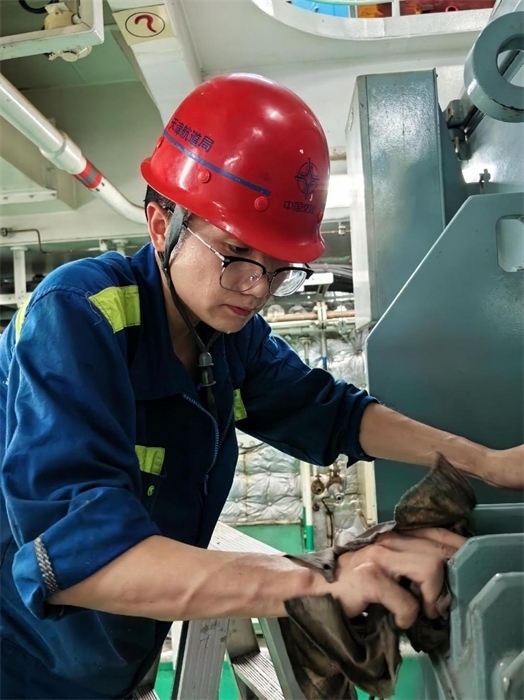 “天鯤號”工作人員正在對設備進行清潔維護?！疤祧H號”供圖