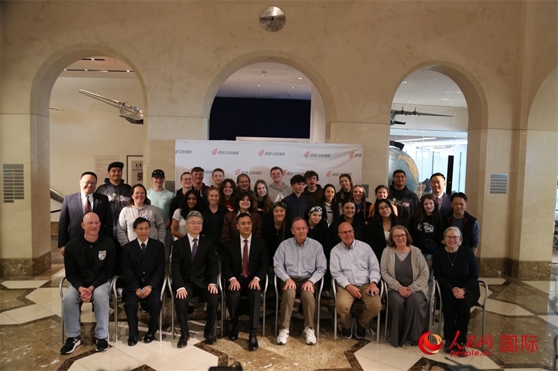 美國高中學(xué)生交流團(tuán)全體與前來送行的各方代表合影。人民網(wǎng)記者 鄧圩攝