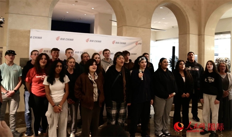 全體美國高中生合唱《希望的田野》。人民網(wǎng)記者 鄧圩攝