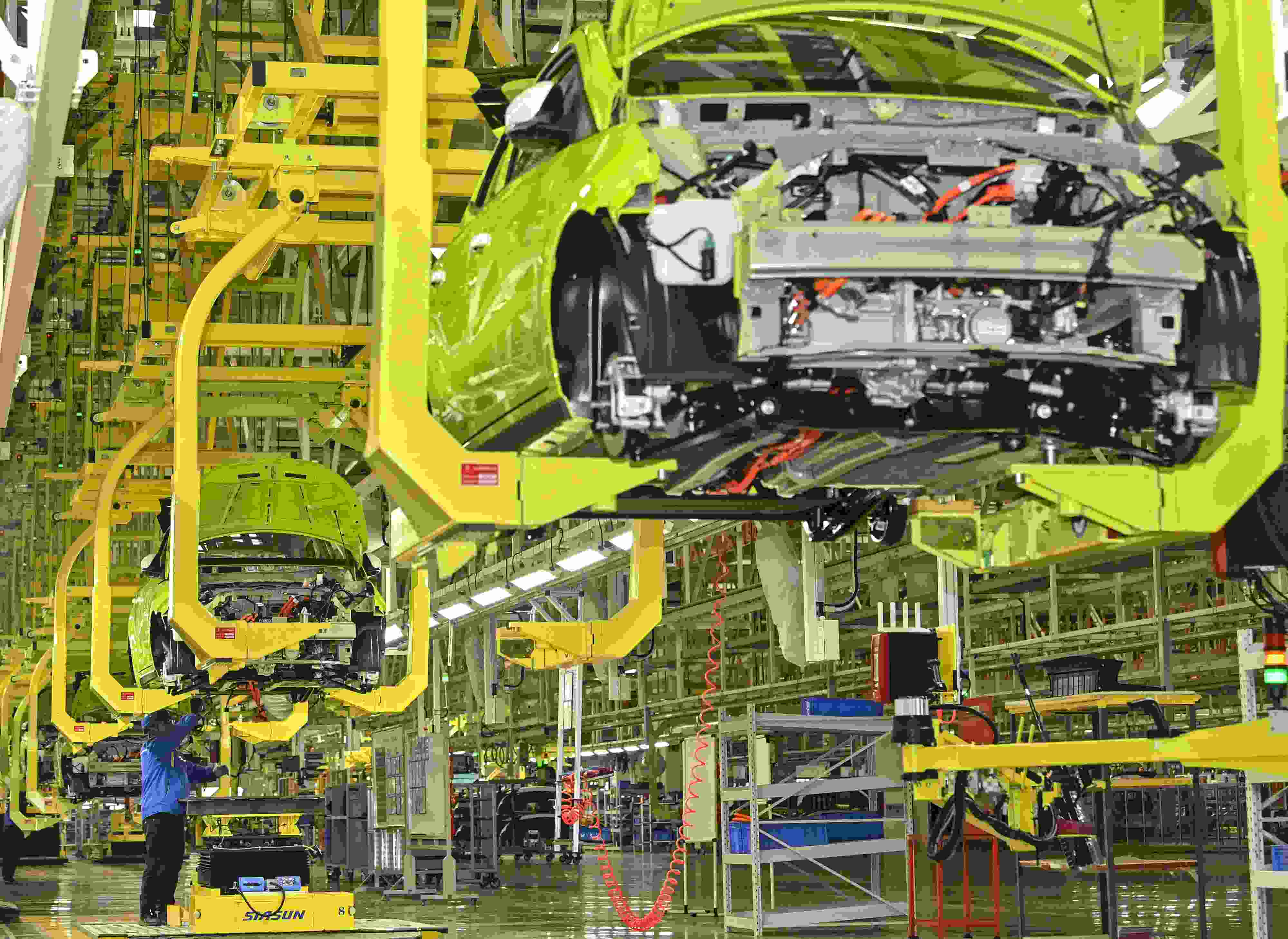 △ 2024年2月27日，一家新能源汽車公司的總裝車間生產(chǎn)線上，工人正在加緊生產(chǎn)趕訂單。