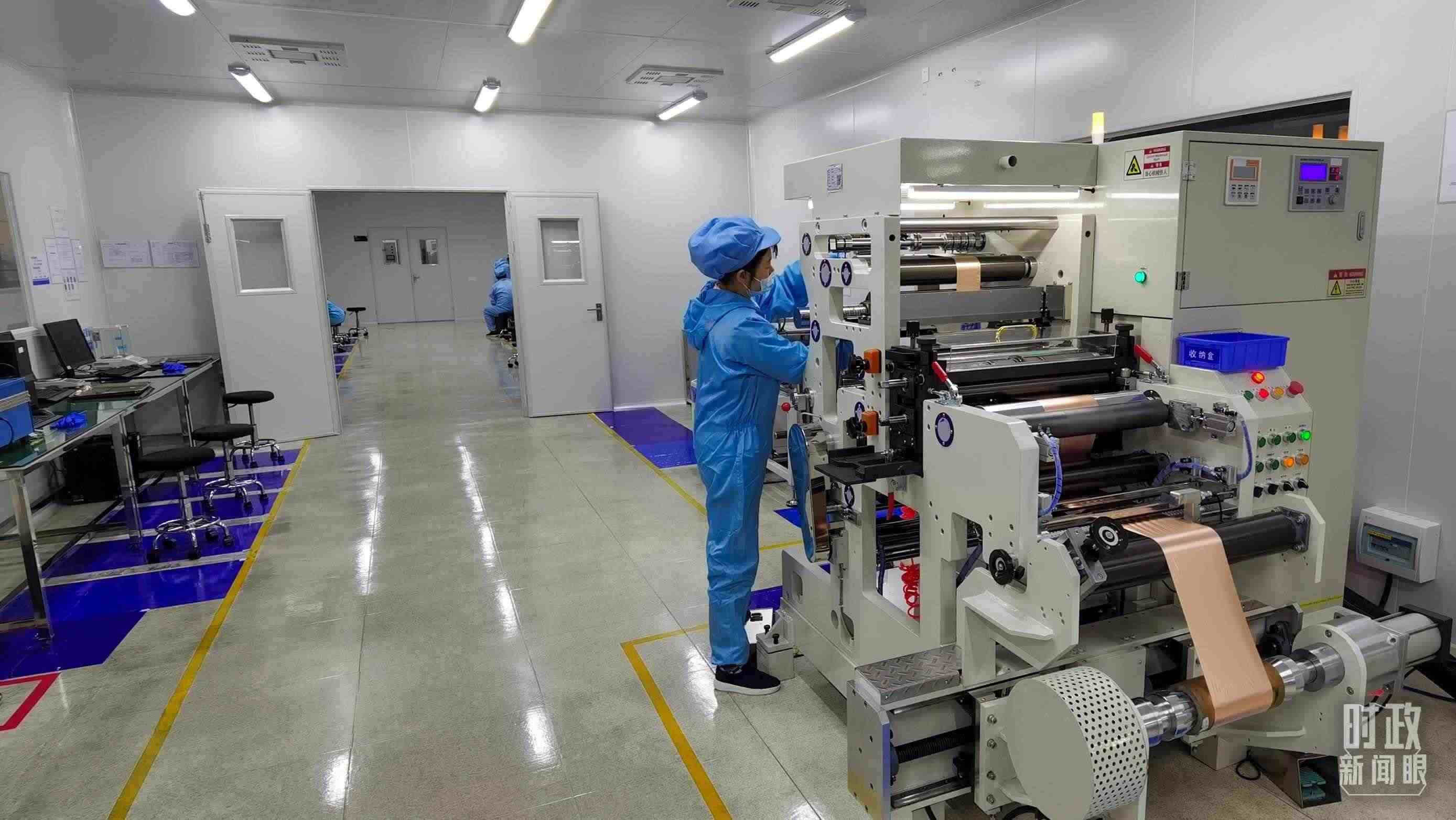 △企業(yè)員工將冷壓后的極片裁出規(guī)定尺寸，用于鋰電池制作。（總臺(tái)央視記者郭鴻拍攝）