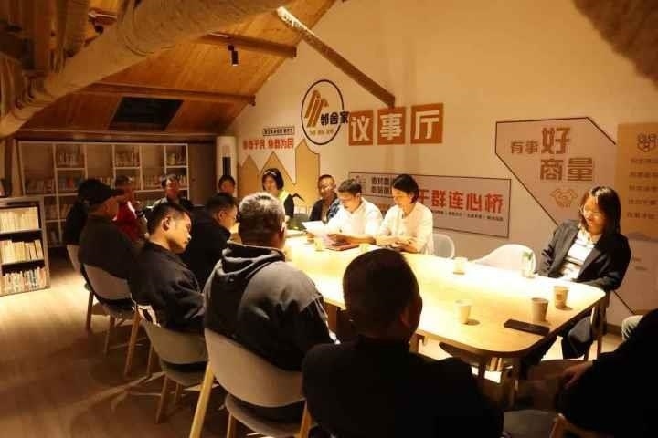 △浙江金華武義縣后陳村“鄰舍家”協(xié)商議事會討論舊村改造事宜。