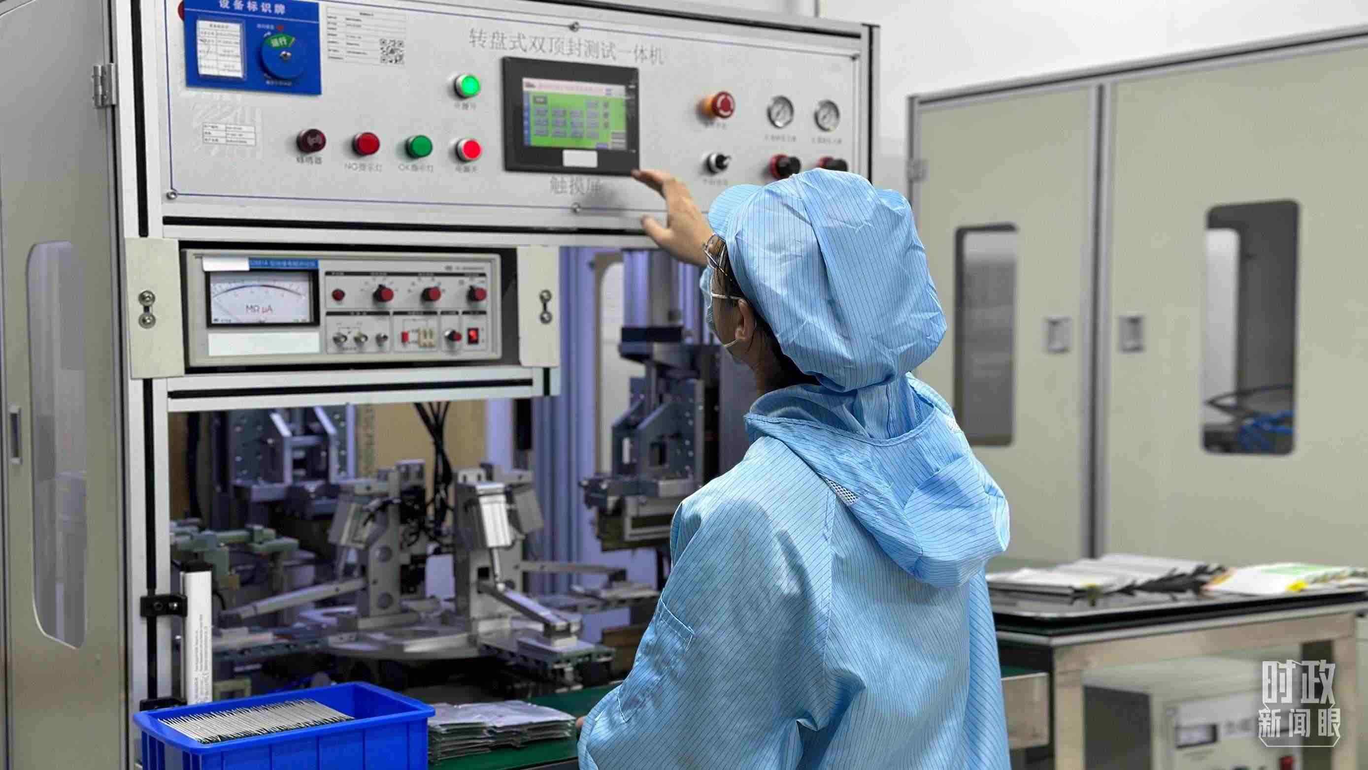 △企業(yè)電池技術(shù)中心內(nèi)，員工正在進(jìn)行電池封裝。（總臺(tái)央視記者盧心雨拍攝）