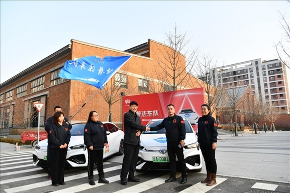 沈陽“憲法宣傳周”啟動儀式上雷鋒車隊照片。遼寧省司法廳供圖