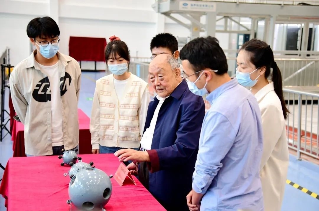 楊士莪院士在實(shí)驗(yàn)室指導(dǎo)學(xué)生。哈爾濱工程大學(xué)供圖