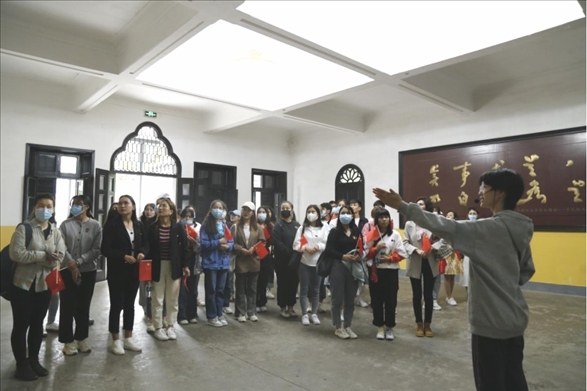 2021年5月20日，少數(shù)民族學(xué)生在湖南第一師范學(xué)院進行紅色研學(xué)活動，共同追尋那段紅色歲月的足跡。