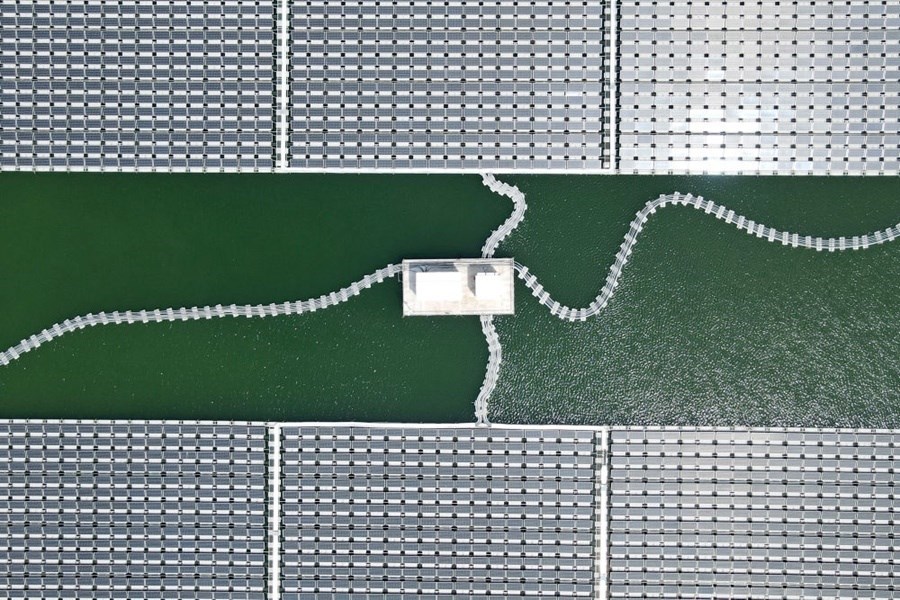 2022年8月25日拍攝的潁上縣毛圩水上光伏電站（無人機(jī)照片）。近年來，安徽省阜陽市潁上縣古城鎮(zhèn)積極推進(jìn)采煤沉陷區(qū)治理工作，將昔日的采煤沉陷區(qū)建設(shè)成水上光伏電站，既減少占用土地面積，又能生產(chǎn)清潔能源。