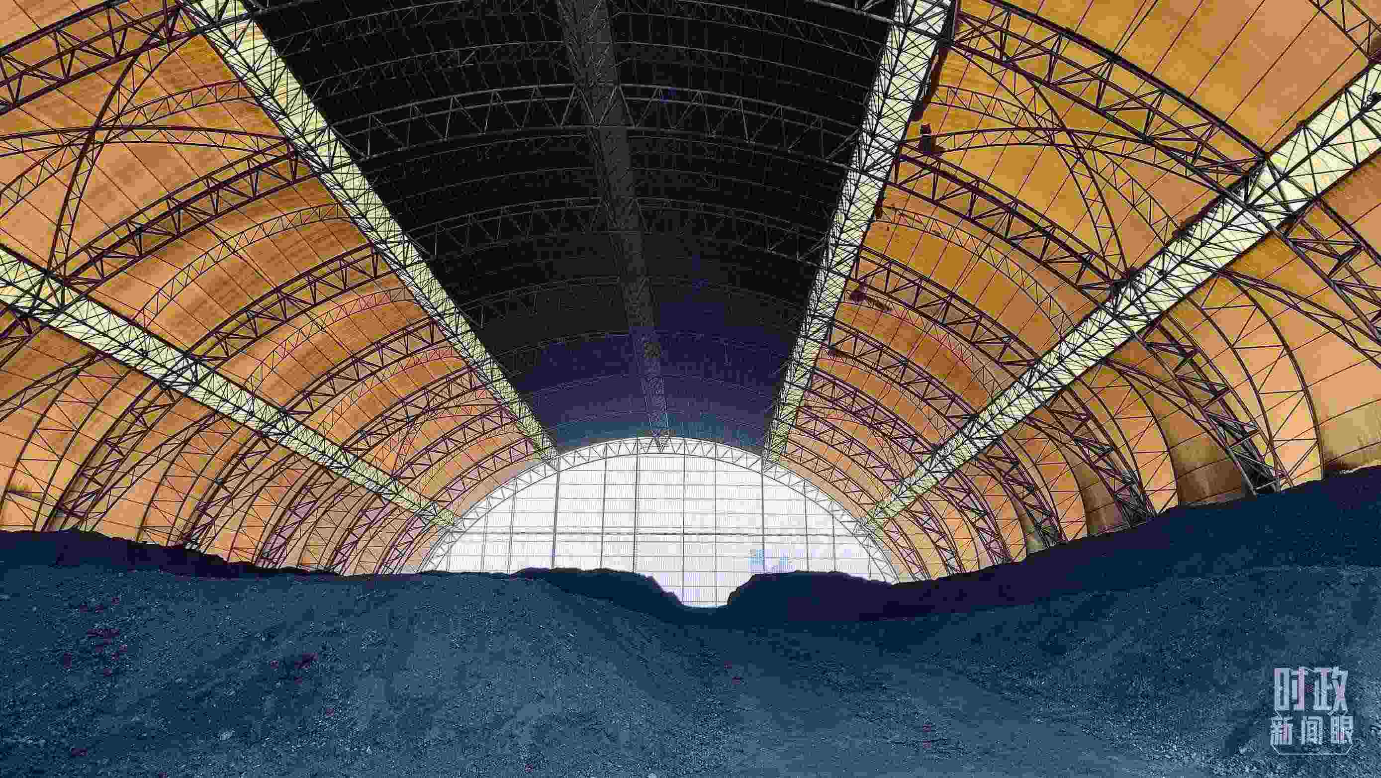 山西瑞光熱電有限責(zé)任公司儲煤場。2022年1月，習(xí)近平來到這里察看煤場儲煤情況。（總臺央視記者楊立峰拍攝）