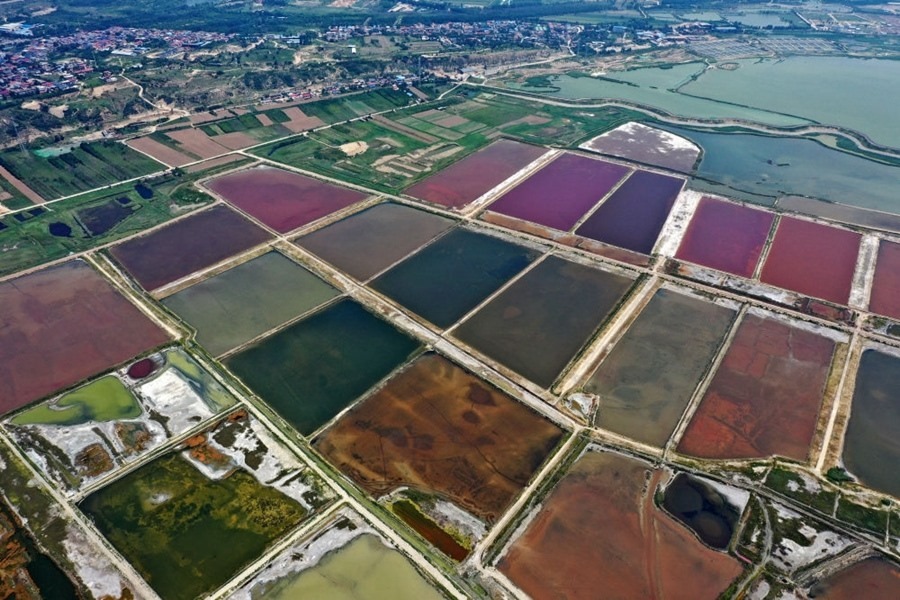 這是2023年7月11日拍攝的山西運(yùn)城鹽湖一角（無人機(jī)照片）。按照“生態(tài)優(yōu)先、保護(hù)為主、適度開發(fā)”的原則，2020年9月，運(yùn)城市全面停止鹽湖范圍內(nèi)的工業(yè)生產(chǎn)活動(dòng)。近年來，千年鹽湖正在向生態(tài)保護(hù)、風(fēng)貌重塑、產(chǎn)業(yè)轉(zhuǎn)型、全域旅游的“綠色發(fā)展”轉(zhuǎn)變。