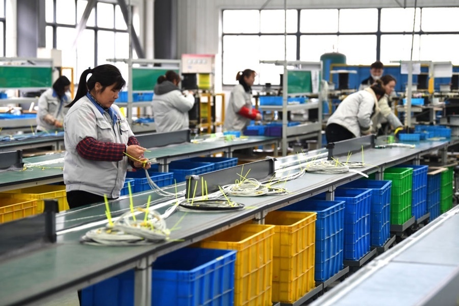 2022年2月16日，工作人員在安徽省滁州市汊河軌道交通裝備產(chǎn)業(yè)園的一家軌道交通裝備企業(yè)生產(chǎn)線上忙碌。安徽省滁州市來安縣汊河鎮(zhèn)地處皖蘇交界，緊鄰南京市江北新區(qū)。近年來，來安縣成為承接南京產(chǎn)業(yè)轉(zhuǎn)移的前沿陣地，汊河這個(gè)曾經(jīng)的傳統(tǒng)農(nóng)業(yè)小鎮(zhèn)緊抓機(jī)遇，開始深度融入長(zhǎng)三角，參與產(chǎn)業(yè)協(xié)作分工。產(chǎn)業(yè)園吸引了越來越多長(zhǎng)三角地區(qū)軌道交通企業(yè)入駐，形成了鐵路客車、城際軌道零部件研發(fā)、生產(chǎn)、銷售的產(chǎn)業(yè)集群。