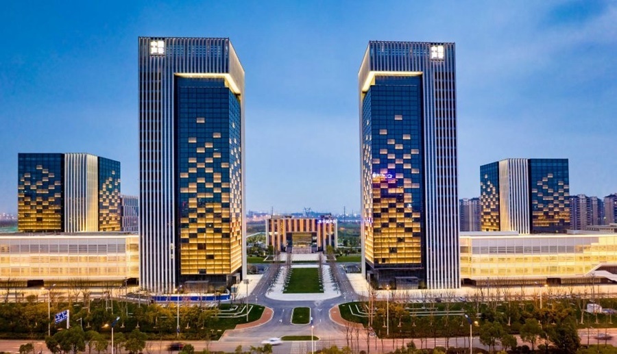 這是2019年3月13日拍攝的位于安徽合肥的中國(guó)聲谷產(chǎn)業(yè)園（無人機(jī)照片）。截至2024年，中國(guó)聲谷入駐企業(yè)超過2000戶，年產(chǎn)值超過2000億元，形成以智能語音及人工智能產(chǎn)業(yè)為核心的新一代信息技術(shù)產(chǎn)業(yè)集群。