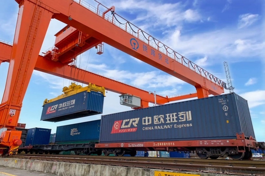 2022年4月29日，在鐵路合肥北站物流基地集裝箱作業(yè)區(qū)，龍門吊吊裝準(zhǔn)備發(fā)運(yùn)的中歐班列集裝箱。