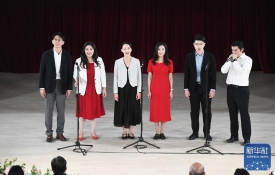 3月21日，國家開發(fā)銀行阿卡貝拉合唱團在音樂會上演出。新華社記者 任超 攝