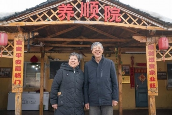 在伊春市友好區(qū)，伊春森工上甘嶺林業(yè)局有限責任公司溪水林場分公司退休職工劉養(yǎng)順（右）和老伴楊秋娥在自家農(nóng)家院中（3月13日攝）。新華社記者 謝劍飛 攝